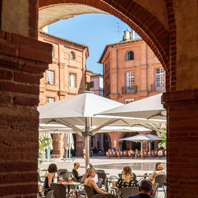 Vue des arcades de la Place Nationale de Montauban